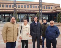 Juan Vega, a la izquierda, junto a miembros del Partido Popular y su abogado, el malagueño Fernando Huelin. // CharryTV