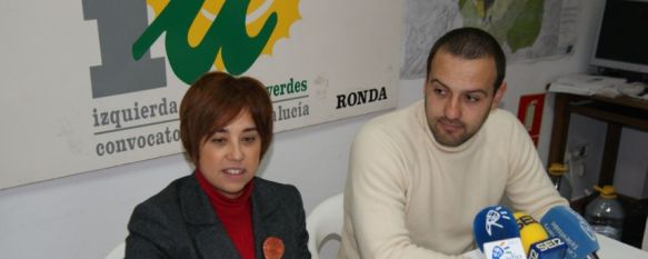 La parlamentaria andaluza, Lola Quintana, acompañada por el concejal de Izquierda Unida, Álvaro Carreño. // CharryTV