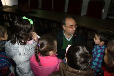 El delegado de Educación, Fernando Corrales, ha sido el encargado de responder las preguntas de los niños. // CharryTV