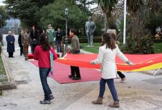 Algunos niños portaron la bandera de España para su posterior izada. // CharryTV