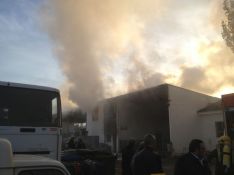 La rápida actuación de los bomberos evitó males mayores en las instalaciones de la empresa municipal de limpieza. // Carlos Ruiz