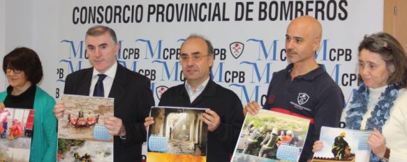 Los bomberos presentan el calendario solidario de 2013, Los fondos que se recauden irán destinados a Cáritas Interparroquial y al Economato Solidario de Ronda, 10 Dec 2012 - 17:33