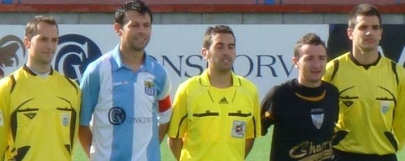 El trío arbitral, junto a los capitanes, Richard y Calderón. // CharryTV