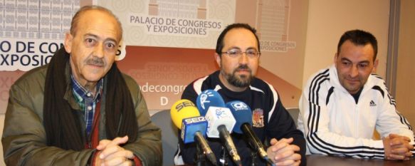 El concejal Vicente Becerra, junto a Fernando Ayala y Antonio Pinzón, representantes de la Asociación de Belenistas. // CharryTV