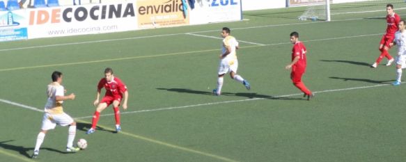 El C.D. Ronda se reencuentra con el triunfo tras un gran partido en el Vivar Téllez, Los rondeños fueron muy superiores y acabaron remontando el partido con goles de Salas, Corbacho y Javi Fernández, 16 Dec 2012 - 19:41