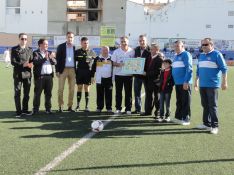 Paco Sierra fue homenajeado por la directiva local en los prolegómenos del choque. // David Peláez