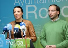 El ya ex concejal, acompañado de María de la Paz Fernández, alcaldesa de Ronda. // CharryTV