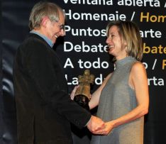 El británico Ken Loach recibe la Goyesca de Honor de manos de la Directora del Festival, Piluca Baquero. // CharryTV