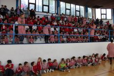 Los alumnos del Colegio Fernando de los Ríos han llenado las gradas de las instalaciones deportivas. // CharryTV