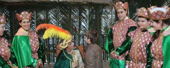 La Cartera Real recogió todas las peticiones de los niños rondeños para los Reyes Magos, El acto tuvo lugar en la plaza del Socorro, donde además los pequeños fueron obsequiados con caramelos, 26 Dec 2012 - 18:59