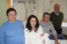 Los padres y abuelos maternos, junto a la recién nacida. // CharryTV
