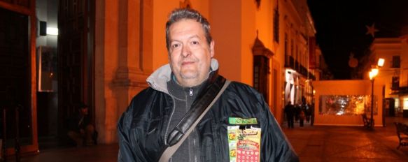 Un rondeño gana 10.000 euros con un Rasca de Navidad, El vendedor de la ONCE, Ángel Ortega, dio el premio el día de Reyes en la plaza del Socorro, 08 Jan 2013 - 19:53