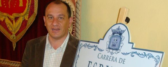 El Delegado Municipal de Turismo, Francisco Cañestro, junto a una de las nuevas placas que se instalarán en Calle Espinel. // CharryTV