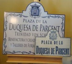 Imagen de la placa actual de Plaza Duquesa de Parcent y por la que será sustituída. // CharryTV