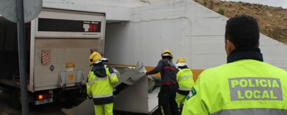 La rápida actuación de Bomberos y Policía Local hizo posible que el tráfico de vehículos se reestableciese en pocos minutos. // CharryTV