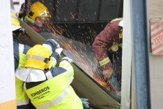 Efectivos del Consorcio Provincial de Bomberos se afanan en desmontar el lateral del vehículo. // CharryTV