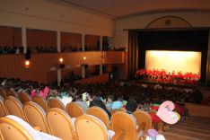 Los cientos de alumnos llenaron todo el Teatro Vicente Espinel. // CharryTV