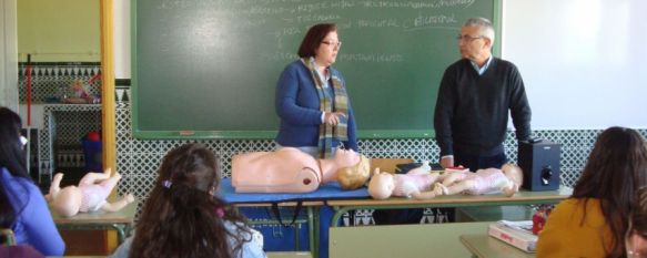 Alumnos del Ciclo de Grado Superior de Educación Infantil se forman en primeros auxilios, Un profesional del Área Sanitaria Serranía de Ronda explicó las maniobras y técnicas sobre soporte vital básico, 07 Feb 2013 - 17:25