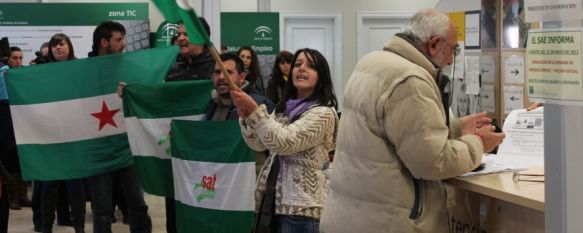 Sindicalistas y un usuario de la oficina del INEM en Ronda, durante esta mañana. // CharryTV