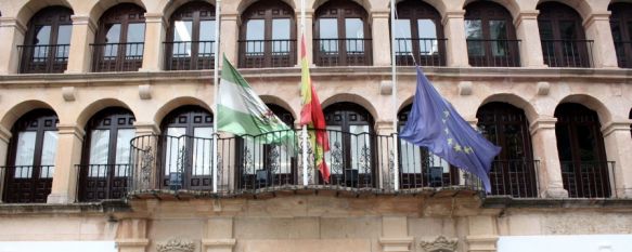 El sepelio por los dos ciclistas fallecidos será a las 17.30 horas en la iglesia de San Cristóbal, Desde esta mañana las banderas del Ayuntamiento de Ronda ondean a media asta, 11 Feb 2013 - 12:03