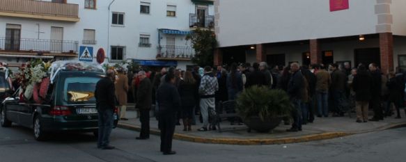 La iglesia de San Cristóbal se quedó pequeña y durante el funeral la plaza Magistrado Antonio Cantos seguía llena de rondeños. // CharryTV