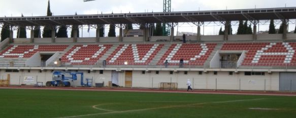 Nuevos asientos del graderío principal de la Ciudad Deportiva.  // CharryTV