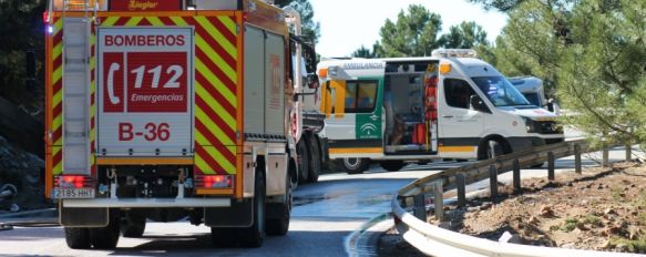 Dos agentes de policía de Gibraltar fallecieron el miércoles en la A-397 tras colisionar la motocicleta en que circulaban con un camión.  // CharryTV