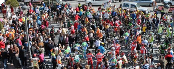 Los ciclistas toman la Plaza de España en recuerdo de Paco Gamero y David Gallego, La cita ha reunido a unas quinientas personas, entre las que se encontraban los familiares de los dos ciclistas fallecidos, 16 Feb 2013 - 16:21