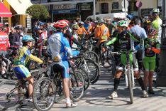 La concentración ha contado con la presencia de ciclistas de todas las edades. // CharryTV