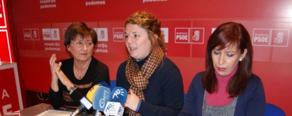 La portavoz local del PSOE,Teresa Valdenebro, junto a Marisa Bustinduy e Inmaculada Agüera. // CharryTV