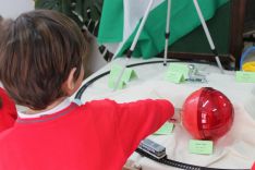 Los alumnos de Primaria han realizado una exposición con inventos españoles como el telescopio o el chupa chups. // CharryTV