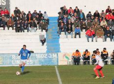 El linarense Vicente conduce el balón ante la atenta mirada de Corbacho. // CharryTV