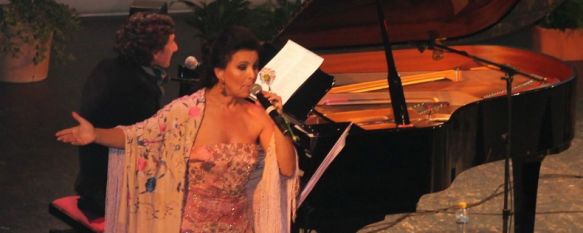 La jerezana María José Santiago comenzó su actuación acompañada al piano por Arturo Pareja Obregón. // CharryTV