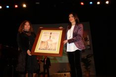 La cineasta Pilar Távora recibió en nombre de la familia de Carlos Cano una obra del pintor Cristóbal López. // CharryTV