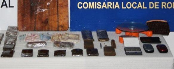 Se han incautado un kilo y medio de hachís, 650 euros en efectivo y útiles para la venta de la sustancia. // Policía Nacional.