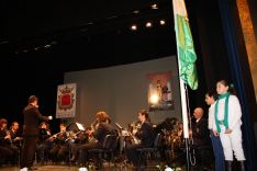 Dos niños izaron la bandera andaluza mientras la Banda de Música Aureliano del Real interpretaba el himno. // CharryTV