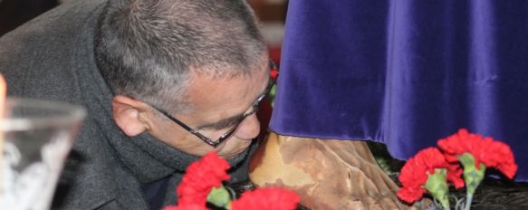 Ronda vuelve a mostrar su devoción hacia Padre Jesús y la Virgen de los Dolores, Miles de rondeños han participado desde esta mañana en la iglesia de Padre Jesús en el Solemne Besapié y Besamanos, 01 Mar 2013 - 21:21