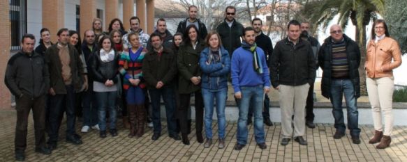 Los veinte alumnos y el personal del Taller de Empleo Arroyo de la Ventilla han posado junto al Ayuntamiento de Arriate. // CharryTV