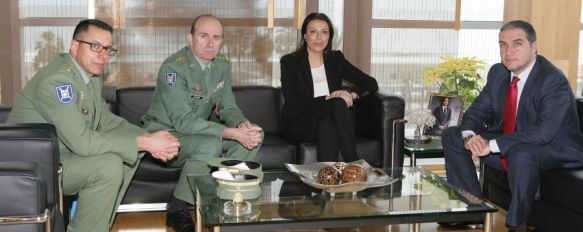 Representantes del Tercio Alejandro Farnesio, junto a la alcaldesa de Ronda y el presidente de la Diputación de Málaga. // CharryTV