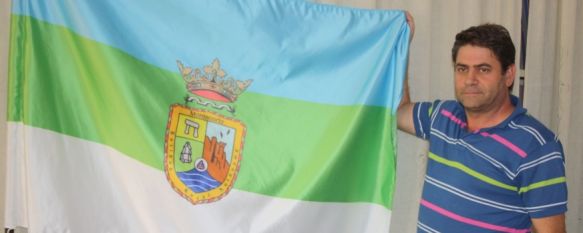 Un ciudadano de Montecorto muestra orgulloso la bandera de su Entidad Local Autónoma. // CharryTV