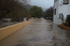 El agua se acerca peligrosamente a las viviendas en la Estación de Jimera. // Pedro Chito