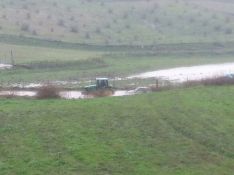 Un vehículo necesitó esta mañana la ayuda de un tractor tras ser arrastrado por la riada. // Antonio Carlos Pacheco