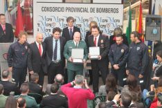 El presidente del Consorcio de Bomberos, Abdeslam Lucena, durante la entrega de uno de los reconocimientos. // CharryTV