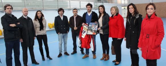 Óscar y Samuel, hijos de Cristóbal Guerrero, junto a representantes del equipo de gobierno. // Ayuntamiento de Ronda