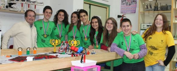 Imagen de los alumnos del IES Rodríguez Delgado que el domingo lograron el primer premio provincial en el Parque Tecnológico de Málaga. // CharryTV