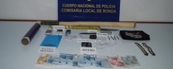 La Policía Nacional detiene a dos personas por venta de droga en La Dehesa, El registro domiciliario se saldó con la incautación de 60 gramos de hachís, dos balanzas de precisión y 438 euros en metálico, 19 Mar 2013 - 16:52