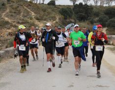 Un grupo de participantes, a su paso por el Puente de la Ventilla. // CharryTV