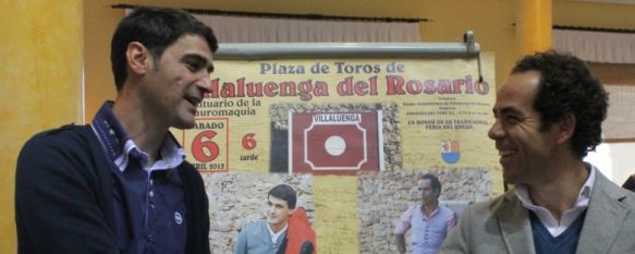 Jesulín de Ubrique y Rafael Tejada, junto al cartel anunciador del festejo. // CharryTV