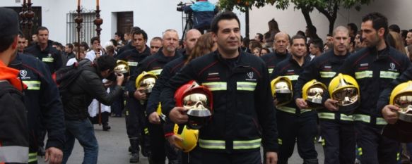 Desfile procesional de la Hermandad del Prendimiento del pasado año, que contó con la presencia de miembros del Parque de Bomberos. // CharryTV