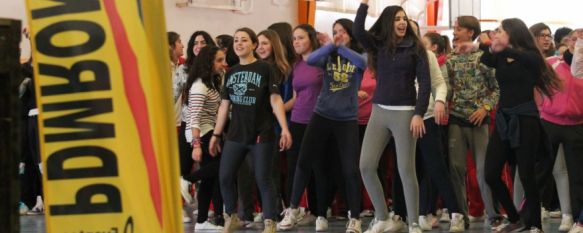 Más de 400 alumnos participan en una clase de aerobitón con motivo del Día Contra el Racismo, Además de esta actividad se ha realizado una exposición de fotografías y un taller de cocina intercultural, 21 Mar 2013 - 19:30